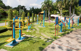 想打造理想中的两室一厅却无从下手？别急2025年最新最全的装修效果图大全来了！无论你是追求极简美学的都市青年，还是向往温馨慢生活的退休一族，这里都有让你眼前一亮的设计灵感。从现代简约到北欧清新，从轻美式奶茶风到日式原木混搭，海量实景案例覆盖60平至90平主流户型，精准匹配不同预算与生活方式，助你轻松实现“梦中情房”。